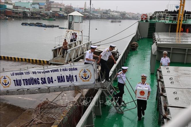 Thùng phiếu của Bộ Tư lệnh Vùng 2 Hải quân được niêm phong và đưa lên tàu đi làm nhiệm vụ bầu cử sớm trên biển. Ẩnh: Hoàng Nhị - TTXVN
