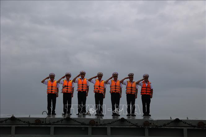 Các cán bộ, chiến sĩ tàu Trường Sa 21 chở tổ bầu cử và thùng phiếu lên đường làm nhiệm vụ bầu cử sớm trên biển. Ảnh: Hoàng Nhị - TTXVN