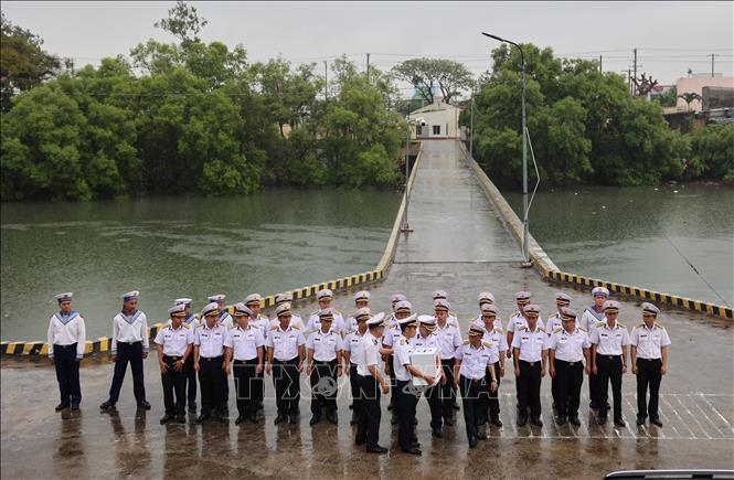 Thùng phiếu của Bộ Tư lệnh Vùng 2 Hải quân được niêm phong và đưa lên tàu đi làm nhiệm vụ bầu cử sớm trên biển. Ẩnh: Hoàng Nhị - TTXVN