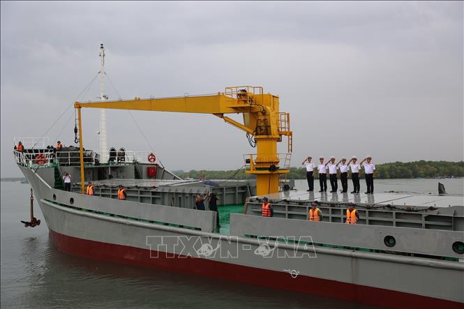 Tàu Trường Sa 04 Bộ Tư lệnh Vùng 2 Hải quân xuất bến đi làm nhiệm vụ bầu cử sớm trên biển. Ảnh: Hoàng Nhị - TTXVN