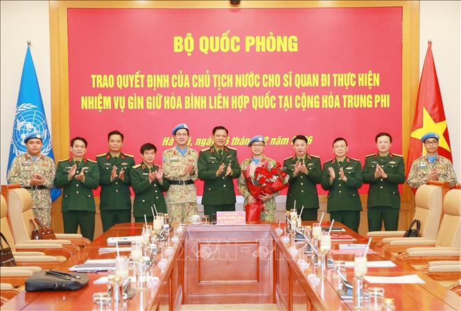Thượng tướng Nguyễn Trường Thắng, Thứ trưởng Bộ Quốc phòng và các đại biểu tại buổi lễ. Ảnh: Trọng Đức - TTXVN