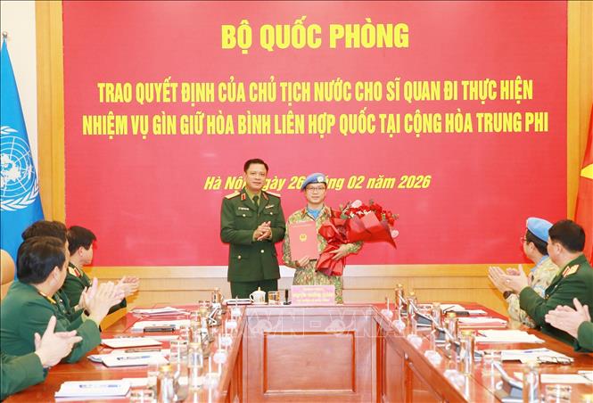 Thượng tướng Nguyễn Trường Thắng, Thứ trưởng Bộ Quốc phòng trao Quyết định cho trung tá Nguyễn Hoàng Long. Ảnh: Trọng Đức - TTXVN  Ảnh: Trọng Đức - TTXVN