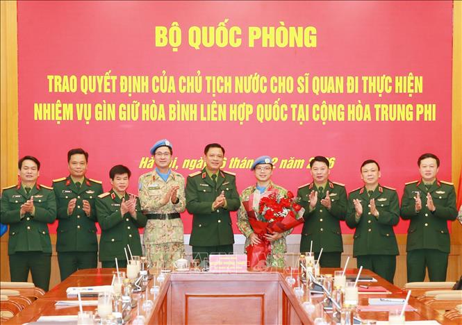Thượng tướng Nguyễn Trường Thắng, Thứ trưởng Bộ Quốc phòng và các đại biểu tại buổi lễ. Ảnh: Trọng Đức - TTXVN