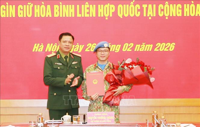 Thượng tướng Nguyễn Trường Thắng, Thứ trưởng Bộ Quốc phòng trao Quyết định cho Trung tá Nguyễn Hoàng Long. Ảnh: Trọng Đức - TTXVN  Ảnh: Trọng Đức - TTXVN