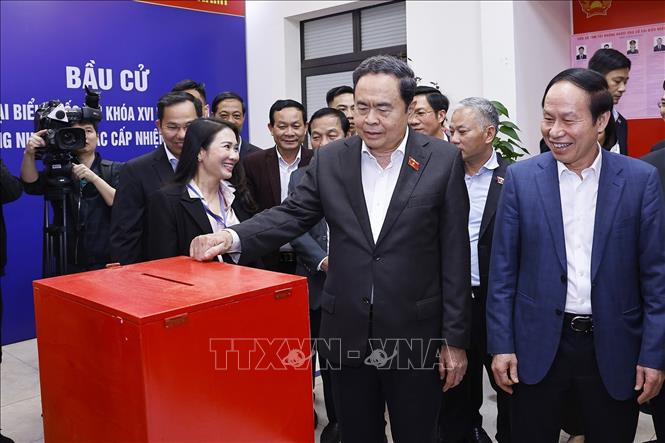 Chủ tịch Quốc hội Trần Thanh Mẫn kiểm tra, giám sát công tác chuẩn bị bầu cử tại khu vực bỏ phiếu số 8, phường Hải An, thành phố Hải Phòng. Ảnh: Doãn Tấn - TTXVN