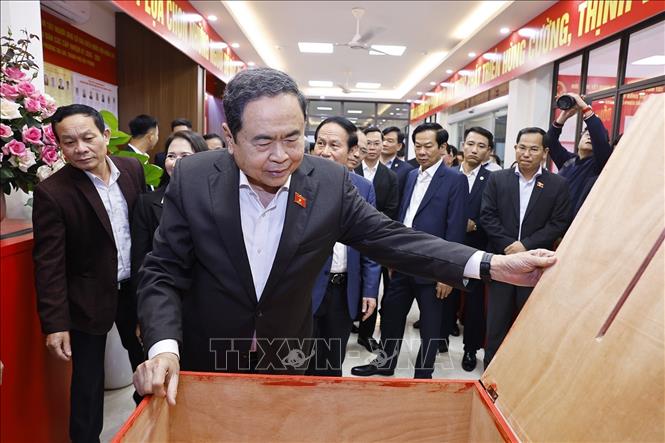 Chủ tịch Quốc hội Trần Thanh Mẫn kiểm tra, giám sát công tác chuẩn bị bầu cử tại khu vực bỏ phiếu số 8, phường Hải An, thành phố Hải Phòng. Ảnh: Doãn Tấn - TTXVN