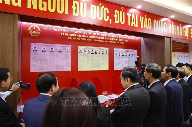 Chủ tịch Quốc hội Trần Thanh Mẫn kiểm tra, giám sát công tác chuẩn bị bầu cử tại khu vực bỏ phiếu số 8, phường Hải An, thành phố Hải Phòng. Ảnh: Doãn Tấn - TTXVN