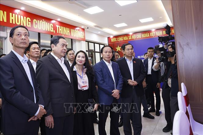 Chủ tịch Quốc hội Trần Thanh Mẫn kiểm tra, giám sát công tác chuẩn bị bầu cử tại khu vực bỏ phiếu số 8, phường Hải An, thành phố Hải Phòng. Ảnh: Doãn Tấn - TTXVN