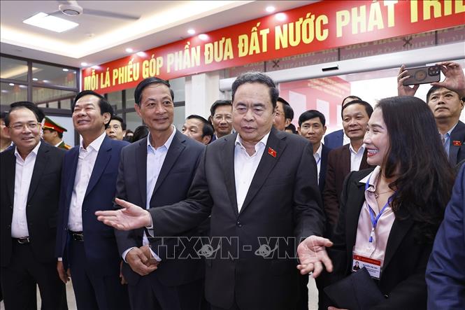 Chủ tịch Quốc hội Trần Thanh Mẫn kiểm tra, giám sát công tác chuẩn bị bầu cử tại khu vực bỏ phiếu số 8, phường Hải An, thành phố Hải Phòng. Ảnh: Doãn Tấn - TTXVN