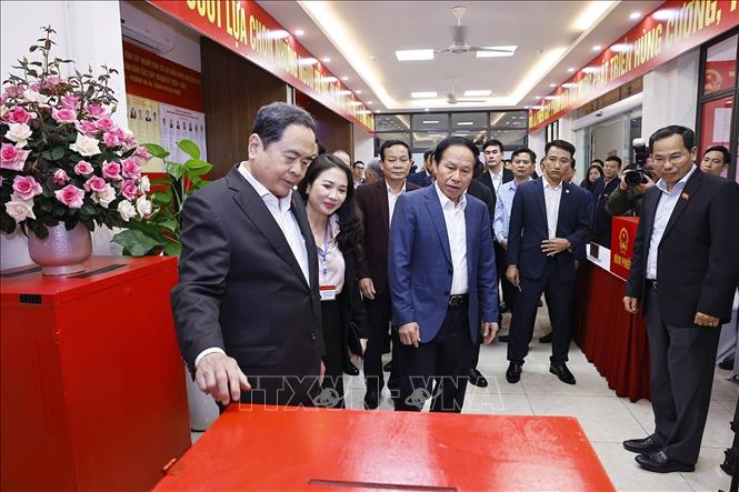 Chủ tịch Quốc hội Trần Thanh Mẫn kiểm tra, giám sát công tác chuẩn bị bầu cử tại khu vực bỏ phiếu số 8, phường Hải An, thành phố Hải Phòng. Ảnh: Doãn Tấn - TTXVN