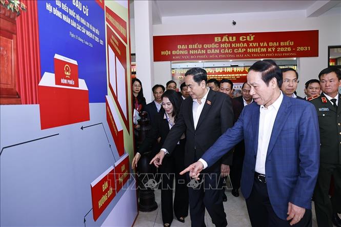 Chủ tịch Quốc hội Trần Thanh Mẫn kiểm tra bảng hướng dẫn bỏ phiếu bầu cử tại khu vực bỏ phiếu số 8, phường Hải An, thành phố Hải Phòng. Ảnh: Doãn Tấn - TTXVN