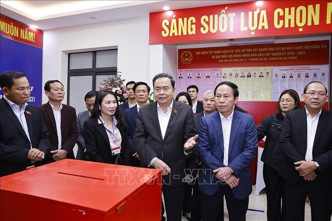 Chủ tịch Quốc hội Trần Thanh Mẫn kiểm tra, giám sát công tác chuẩn bị bầu cử tại khu vực bỏ phiếu số 8, phường Hải An, thành phố Hải Phòng. Ảnh: Doãn Tấn - TTXVN