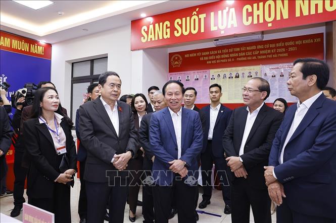 Chủ tịch Quốc hội Trần Thanh Mẫn kiểm tra, giám sát công tác chuẩn bị bầu cử tại khu vực bỏ phiếu số 8, phường Hải An, thành phố Hải Phòng. Ảnh: Doãn Tấn - TTXVN