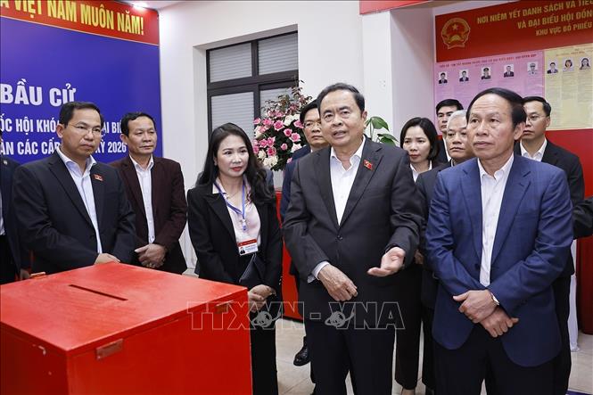 Chủ tịch Quốc hội Trần Thanh Mẫn kiểm tra, giám sát công tác chuẩn bị bầu cử tại khu vực bỏ phiếu số 8, phường Hải An, thành phố Hải Phòng. Ảnh: Doãn Tấn - TTXVN