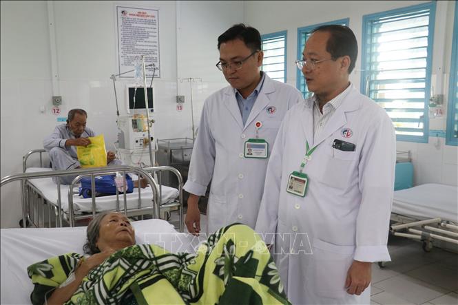 Lãnh đạo Bệnh viện Đa khoa khu vực Cai Lậy thăm hỏi bệnh nhân đang điều trị. Ảnh Công Trí-TTXVN