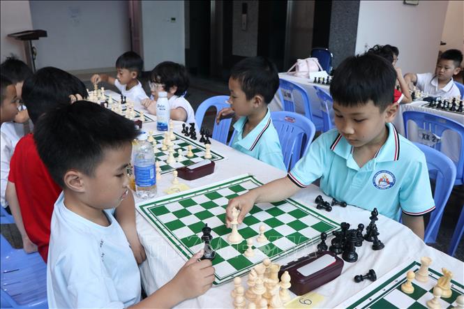 Màn đọ sức căng thẳng của các kỳ thủ trẻ. Ảnh: Mai Trang - TTXVN 