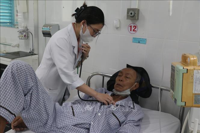 Bác sĩ Bệnh viện Đa khoa khu vực Cai Lậy thăm khám cho bệnh nhân. Ảnh: Công Trí-TTXVN