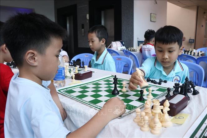 Kỳ thủ trẻ tuổi tham gia giải đấu. Ảnh: Mai Trang - TTXVN 