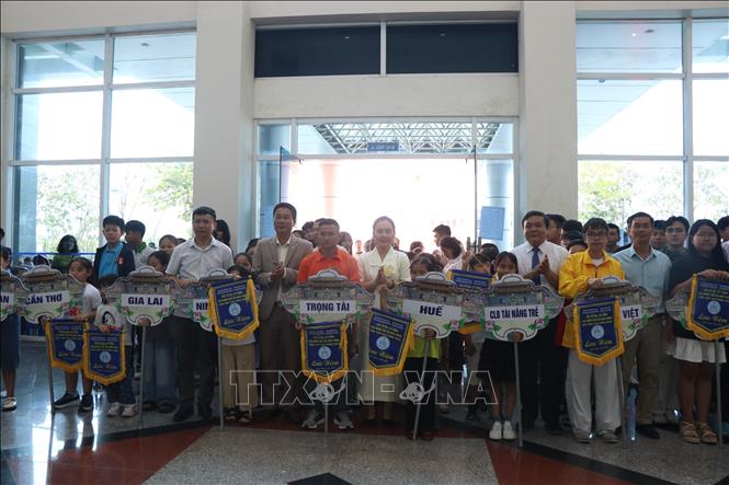 Trao cờ cho các đơn vị tham gia giải đấu. Ảnh: Mai Trang - TTXVN 