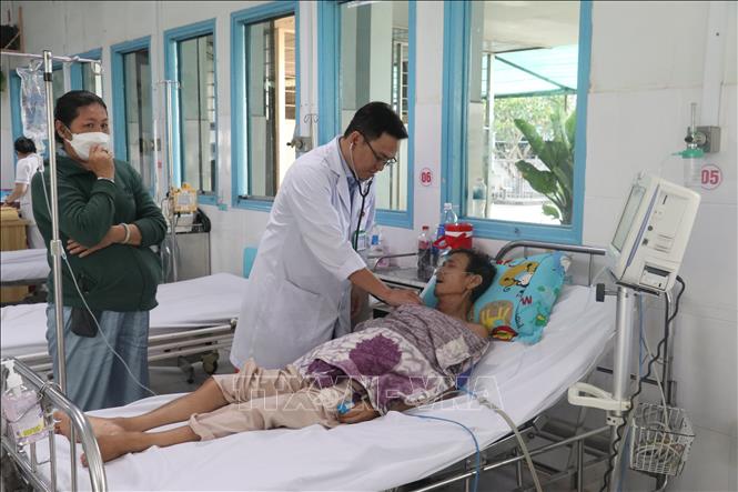Bác sĩ Bệnh viện Đa khoa khu vực Cai Lậy thăm khám cho bệnh nhân. Ảnh: Công Trí-TTXVN