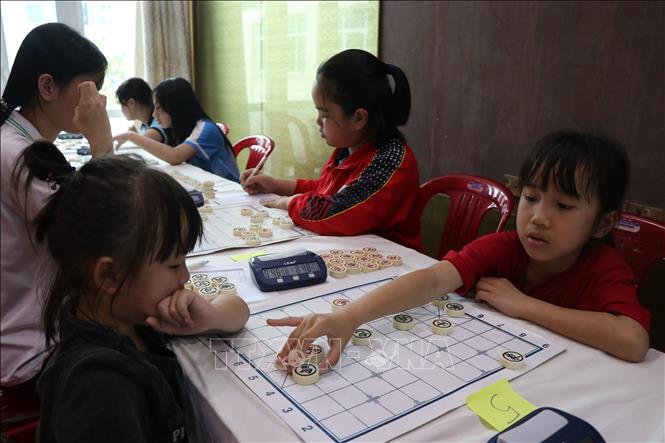 Thi đấu cờ tướng tại giải đấu. Ảnh: Mai Trang - TTXVN 