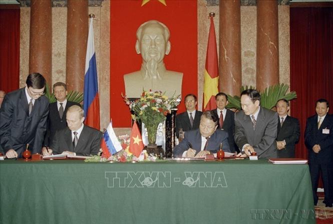 Ngày 1/3/2001, tại Hà Nội, Chủ tịch nước Trần Đức Lương và Tổng thống Nga Vladimir Putin ký Tuyên bố chung về Quan hệ Đối tác chiến lược giữa CHXHCN Việt Nam và Liên bang Nga, mở ra bước tiến quan trọng trong quan hệ hai nước. Ảnh: Nguyễn Khang – TTXVN
