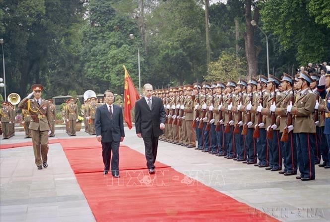 Chủ tịch nước Trần Đức Lương chủ trì lễ đón Tổng thống Nga Vladimir Putin thăm hữu nghị chính thức lần đầu tiên tới Việt Nam (1/3/2001). Ảnh: Nguyễn Khang - TTXVN