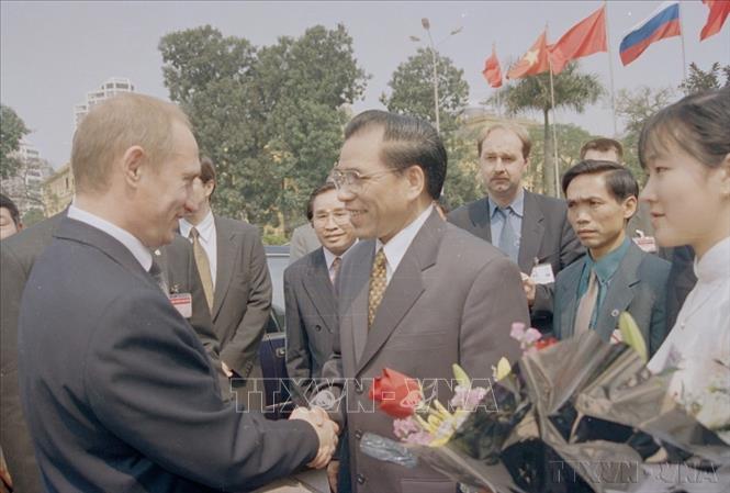 Chủ tịch Quốc hội Nông Đức Mạnh đón Tổng thống Nga Vladimir Putin dự cuộc gặp mặt những người Việt Nam đã học tập, nghiên cứu và công tác tại Liên Xô và Nga (2/3/2001). Ảnh: Trọng Nghiệp - TTXVN