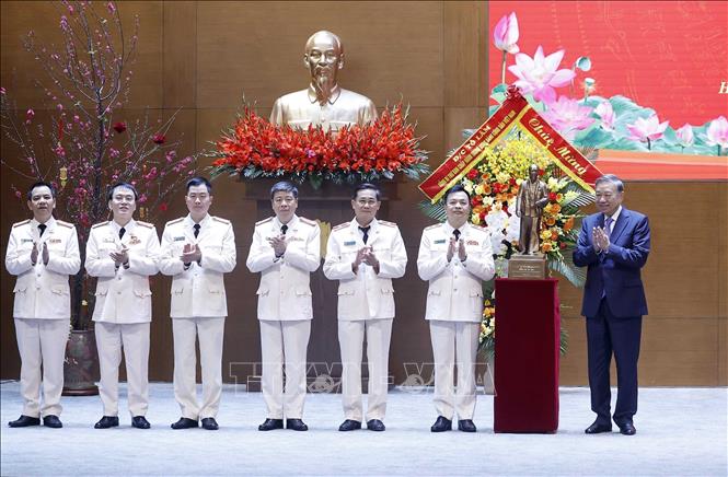 Tổng Bí thư Tô Lâm trao tặng bức tượng Chủ tịch Hồ Chí Minh cho Cục An ninh điều tra (Bộ Công an). Ảnh: Thống Nhất – TTXVN