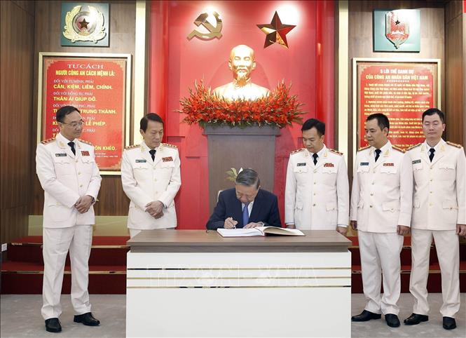 Tổng Bí thư Tô Lâm ghi sổ vàng lưu niệm. Ảnh: Thống Nhất – TTXVN