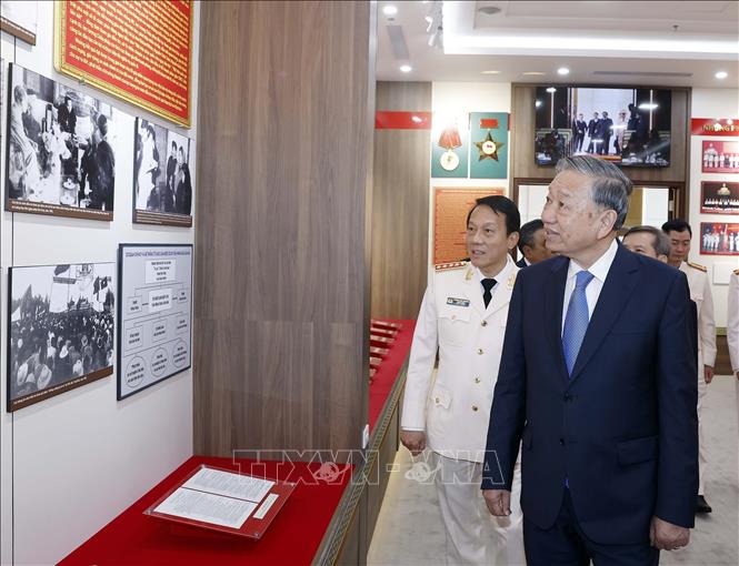 Tổng Bí thư Tô Lâm thăm phòng truyền thống của Cục An ninh điều tra (Bộ Công an). Ảnh: Thống Nhất – TTXVN