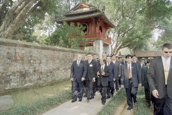 Tổng thống Nga Vladimir Putin thăm Khu di tích lịch sử Văn Miếu - Quốc Tử Giám trong chuyến thăm hữu nghị chính thức lần đầu tiên tới Việt Nam (2/3/2001). Ảnh: Nguyễn Khang - TTXVN