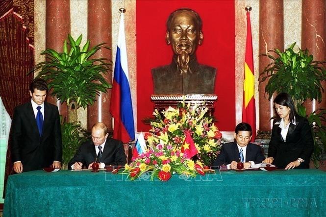 Chủ tịch nước Nguyễn Minh Triết và Tổng thống Nga Vladimir Putin ký Tuyên bố chung về hợp tác trong lĩnh vực thăm dò địa chất và khai thác dầu khí giữa hai nước, trong chuyến thăm lần đầu tiên tới Việt Nam (Hà Nội, 20/11/2006). Ảnh: Nguyễn Khang – TTXVN