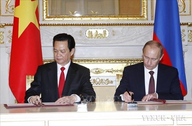 Thủ tướng Nguyễn Tấn Dũng và Thủ tướng Nga Vladimir Putin ký Bản ghi nhớ về kết quả hội đàm (Moskva, 15/12/2009). Ảnh: Đức Tám - TTXVN