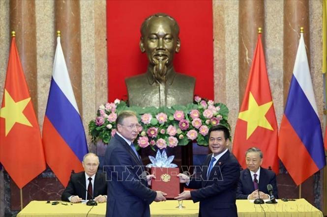 Chủ tịch nước Tô Lâm và Tổng thống LB Nga Vladimir Putin chứng kiến trao các văn kiện đã ký kết giữa hai nước (Hà Nội, 20/6/2024). Ảnh: Nhan Sáng - TTXVN
