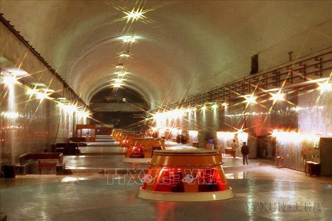 Nhà máy Thủy điện Hoà Bình lớn nhất Việt Nam và Đông Nam Á, do Liên Xô giúp đỡ xây dựng đang phát huy vai trò tích cực trong công cuộc công nghiệp hóa, hiện đại hóa đất nước của Việt Nam. Ảnh: TTXVN