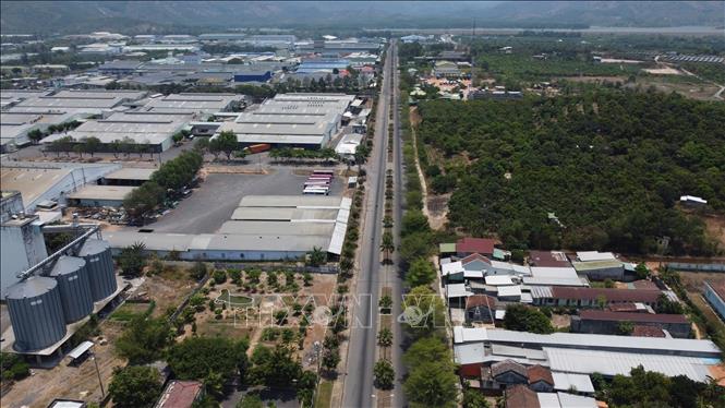 Khu công nghiệp Đắc Lộc, nằm gần trục quốc lộ 1, tỉnh Khánh Hòa. Ảnh: TTXVN phát 
