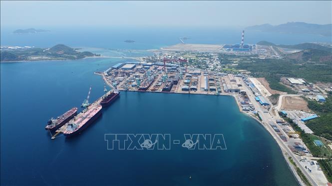 Nhà máy đóng tàu Hyundai – Vinashin (nay là Công ty TNHH Đóng tàu HD Hyundai Việt Nam - HVS) là dự án công nghiệp quy mô lớn, hoạt động hiệu quả tại Khu kinh tế Nam Vân Phong. Ảnh: Đặng Tuấn-TTXVN 