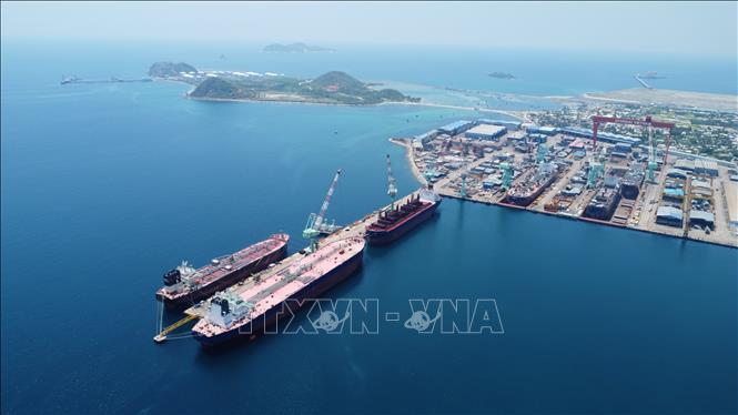 Nhà máy đóng tàu Hyundai – Vinashin (nay là Công ty TNHH Đóng tàu HD Hyundai Việt Nam - HVS) là dự án công nghiệp quy mô lớn, hoạt động hiệu quả tại Khu kinh tế Nam Vân Phong. Ảnh: Đặng Tuấn-TTXVN 