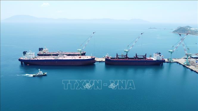 Nhà máy đóng tàu Hyundai – Vinashin (nay là Công ty TNHH Đóng tàu HD Hyundai Việt Nam - HVS) là dự án công nghiệp quy mô lớn, hoạt động hiệu quả tại Khu kinh tế Nam Vân Phong. Ảnh: Đặng Tuấn-TTXVN 
