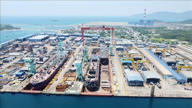 Nhà máy đóng tàu Hyundai – Vinashin (nay là Công ty TNHH Đóng tàu HD Hyundai Việt Nam - HVS) là dự án công nghiệp quy mô lớn, hoạt động hiệu quả tại Khu kinh tế Nam Vân Phong. Ảnh: Đặng Tuấn-TTXVN 