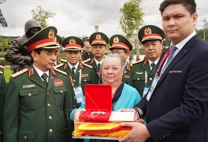 Đại tướng Phan Văn Giang thăm hỏi, động viên bà Lê Thị Phượng, con gái một trong những chiến sĩ tham gia bảo vệ Moskva là Lý Phú San (tên thật là Lê Phan Chăn) tại Lễ khánh thành Tượng đài tưởng niệm các chiến sĩ tình nguyện quốc tế Việt Nam tham gia chiến đấu bảo vệ thủ đô Moskva trong Chiến tranh Vệ quốc Vĩ đại (1941 - 1945). Ảnh: Duy Trinh - TTXVN