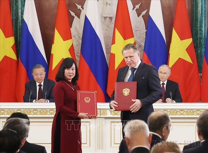 Tổng Bí thư Tô Lâm và Tổng thống LB Nga Vladimir Putin chứng kiến Lễ trao các văn kiện hợp tác giữa hai nước ( Moskva, 10/05/2025). Ảnh: Thống Nhất - TTXVN