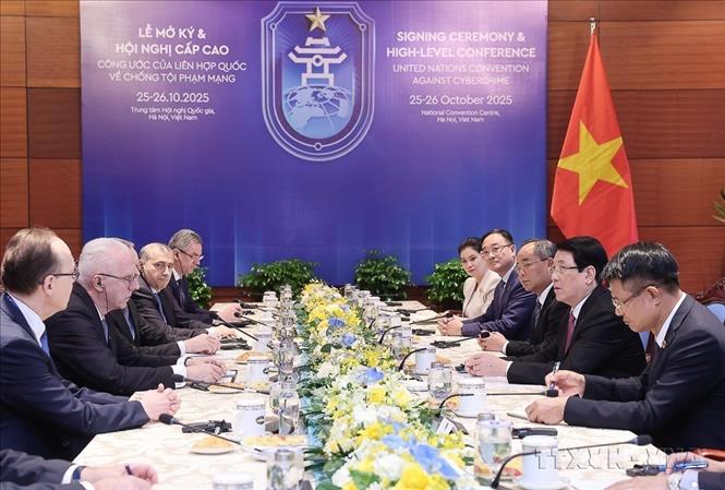 Nhân dịp Lễ mở ký và Hội nghị Công ước của Liên hợp quốc về Chống tội phạm mạng (Công ước Hà Nội), sáng 25/10/2025, tại Hà Nội, Chủ tịch nước Lương Cường tiếp Tổng Công tố Nga Alexander Gutsan. Ảnh: Lâm Khánh - TTXVN
