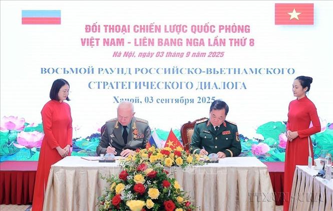 Thượng tướng Hoàng Xuân Chiến, Thứ trưởng Bộ Quốc phòng và Thượng tướng Alexander Vasilyevich Fomin, Thứ trưởng Bộ Quốc phòng Liên bang Nga ký biên bản đối thoại Đối thoại Chiến lược Quốc phòng Việt Nam - Liên bang Nga lần thứ 8 (Hà Nội, 3/9/2025). Ảnh: An Đăng - TTXVN