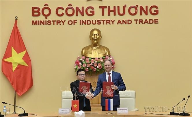 Lễ ký Biên bản ghi nhớ giữa Bộ Công Thương Việt Nam và Bộ Công Thương Liên bang Nga về hợp tác nghiên cứu khoa học, phát triển công nghiệp và đổi mới sáng tạo trong lĩnh vực công nghiệp tại Hà Nội (20/11/2025). Ảnh: Trần Việt - TTXVN