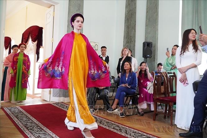 Trình diễn áo dài do các cô gái Nga thực hiện tại Lễ khai trương Trung tâm Văn hóa Nga - Việt đầu tiên ở Saint Petersburg (Nga, 28/7/2025). Ảnh: Tâm Hằng - TTXVN