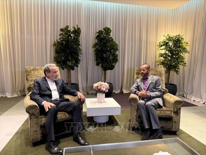 Ngoại trưởng Iran Abbas Araghchi (trái) trong cuộc gặp người đồng cấp Oman Al Busaidi trước cuộc đàm phán hạt nhân với phía Mỹ tại Geneva (Thụy Sĩ) ngày 26/2/2026. Ảnh: IRNA/TTXVN