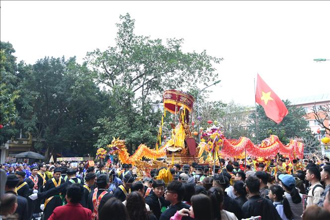 Lễ rước Đức Thánh từ Đình Thờ sắc xuống Đại đình. Ảnh: Khánh Hoà - TTXVN