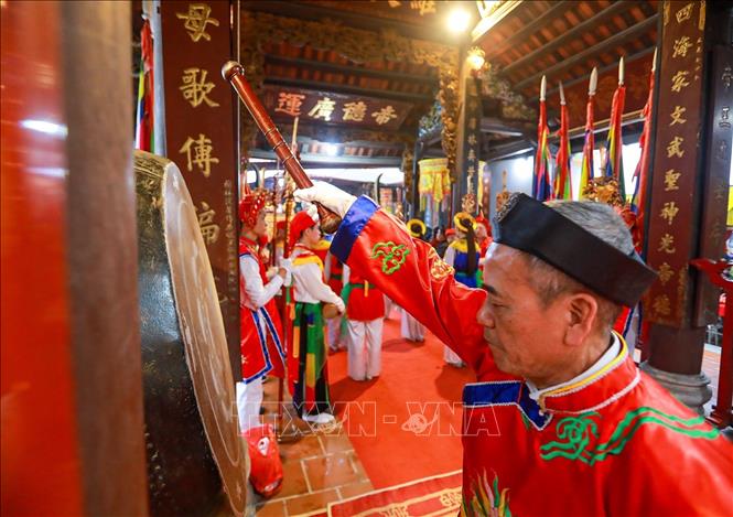 Thực hiện nghi thức lễ Thánh tại Đại đình. Ảnh: Khánh Hoà - TTXVN